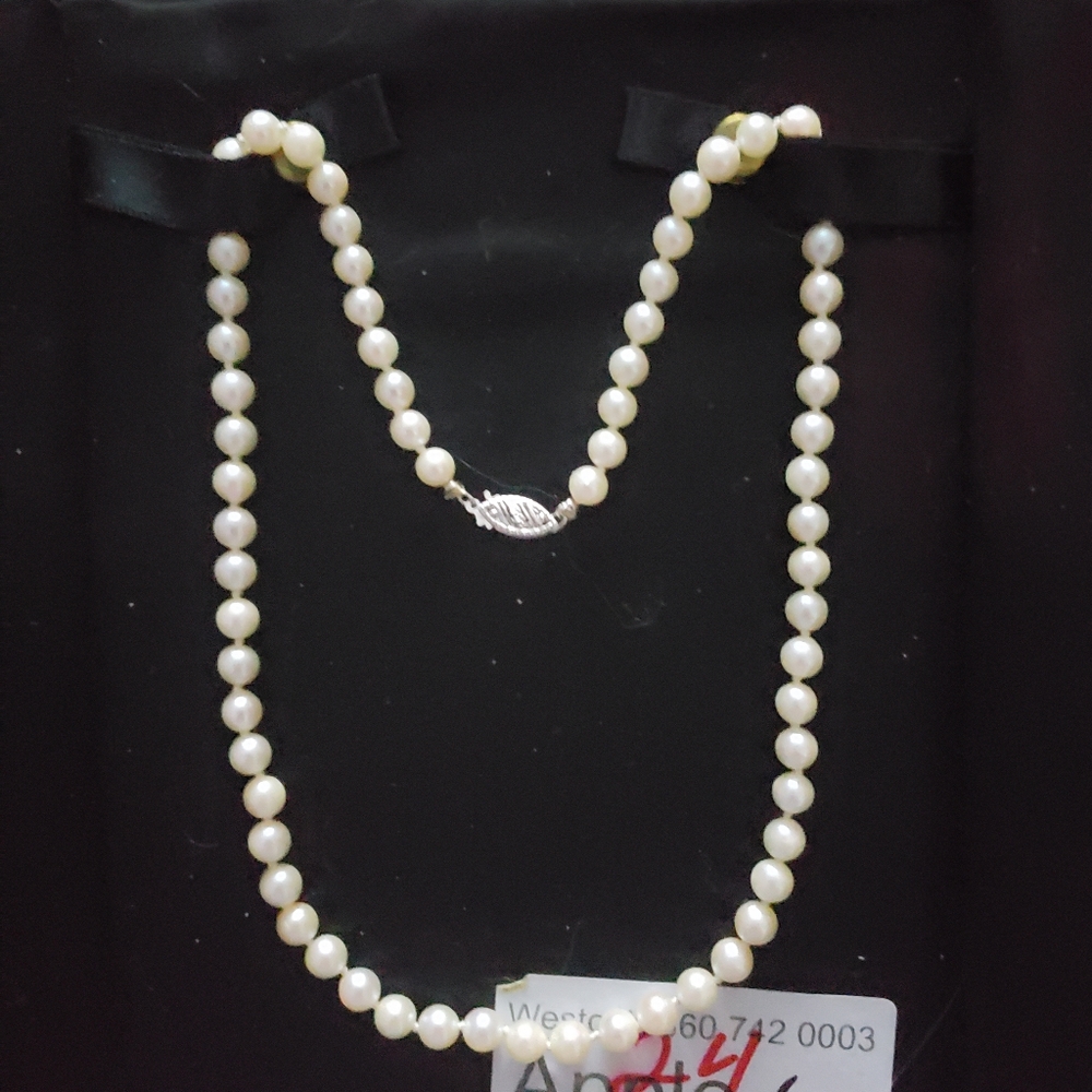 Elegant Pearl Necklace with Gold Clasp